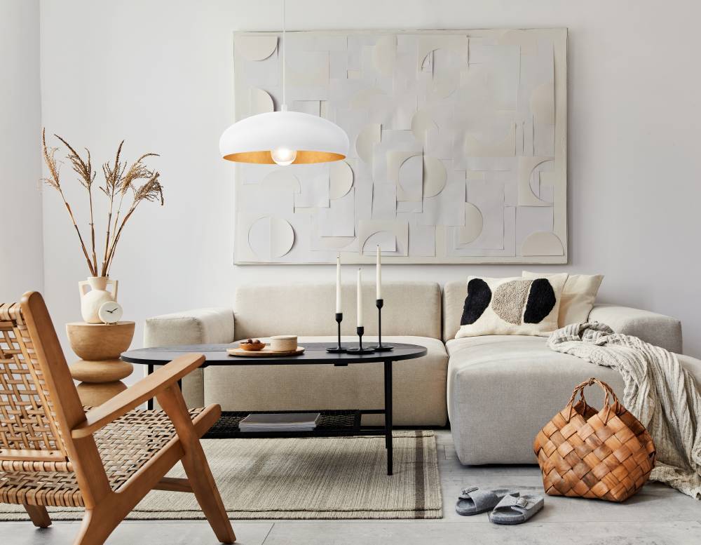 Mogano Ø40 Blanc suspension De Eglo - Avec sa forme doucement arrondie en finition blanche et cuivre, il crée une atmosphère chaleureuse et cosy, parfaite pour la salle à manger, le salon ou le couloir.