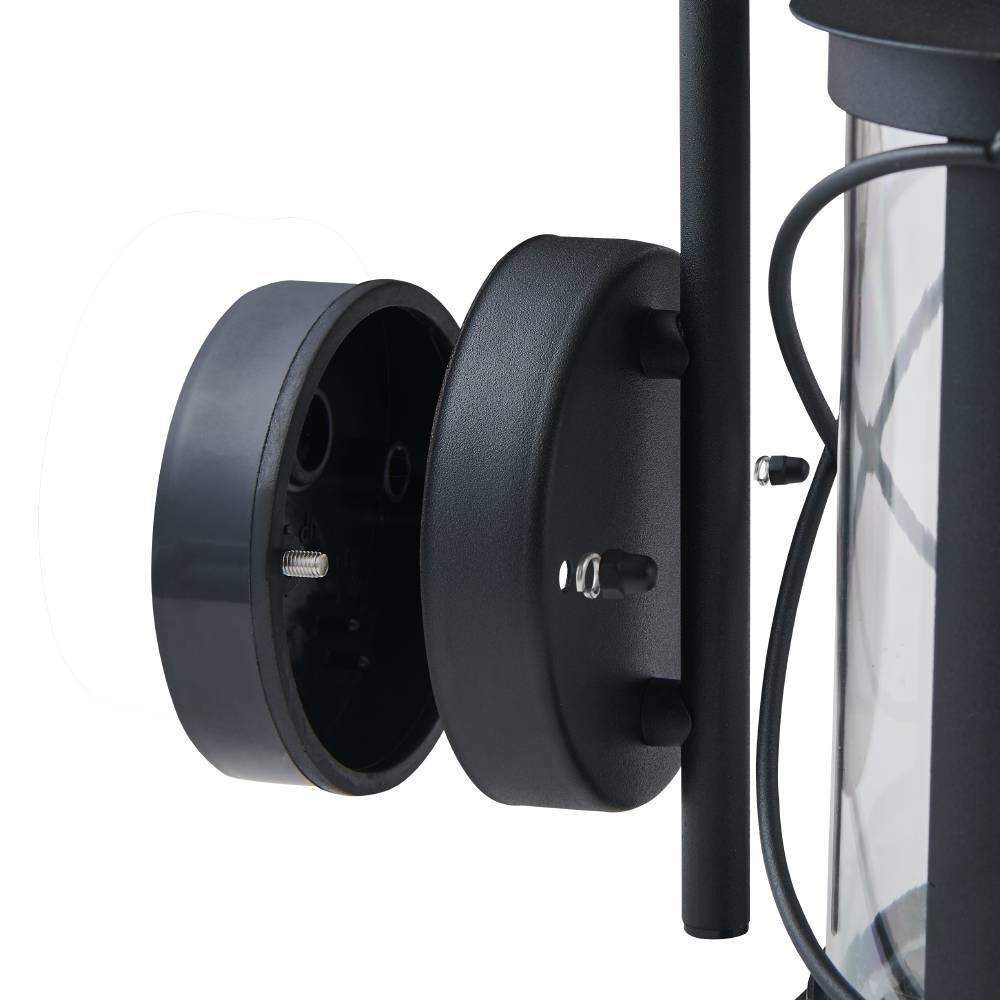 Hilburn Noir lampe d’extérieur De Eglo - Cette applique murale a un design de lanterne classique qui combine un cadre noir robuste avec du verre transparent, ce qui la rend idéale pour l'éclairage extérieur.