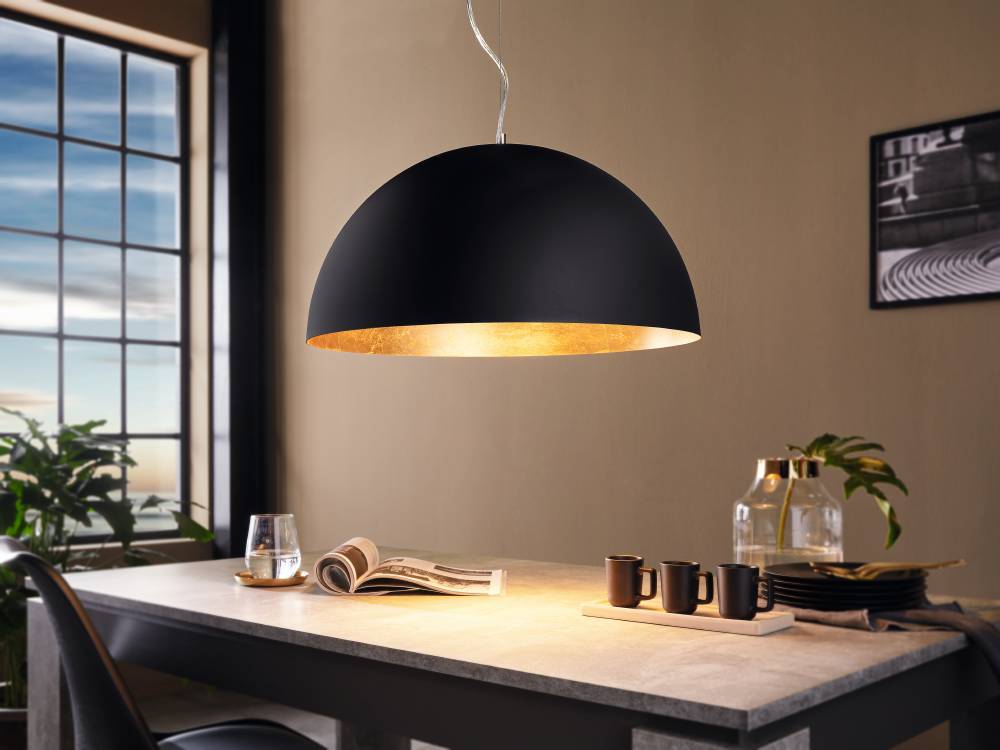 Gaetano Ø53 Noir suspension De Eglo - La lampe est suspendue à un câble fin et réglable, ce qui lui donne une sensation de légèreté et de flottement.