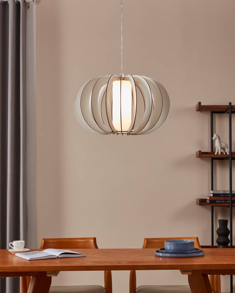 Stellato Ø50 Blanc suspension De Eglo - Gr&acirc;ce &agrave; son aspect futuriste, la lampe est parfaite au-dessus de la table &agrave; manger, dans le salon ou comme &eacute;l&eacute;ment de design &eacute;l&eacute;gant dans le couloir.