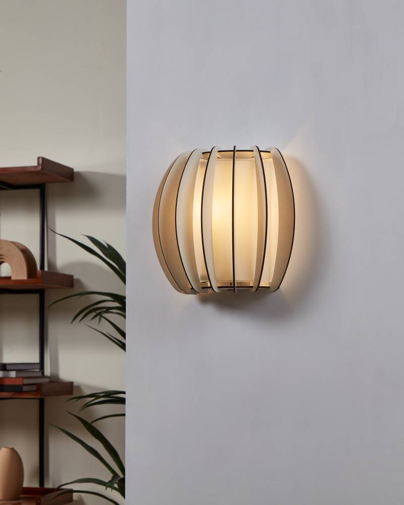 Stellato 2 Blanc applique murale De Eglo - Les lattes blanches forment une structure unique qui entoure la source lumineuse et diffuse une lumière douce et agréable dans toute la pièce.