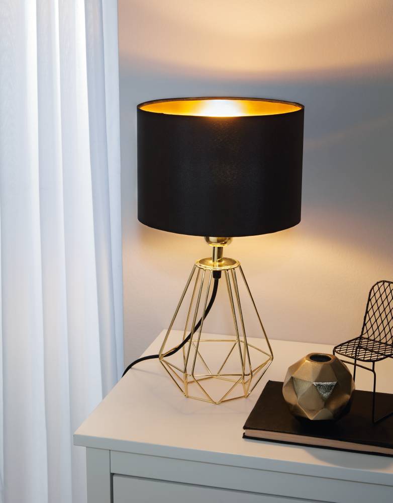 Carlton 30cm Laiton lampe de table De Eglo - L'int&eacute;rieur de l'abat-jour est de couleur dor&eacute;e, cr&eacute;ant une lumi&egrave;re chaleureuse et invitante lorsque la lampe est allum&eacute;e.