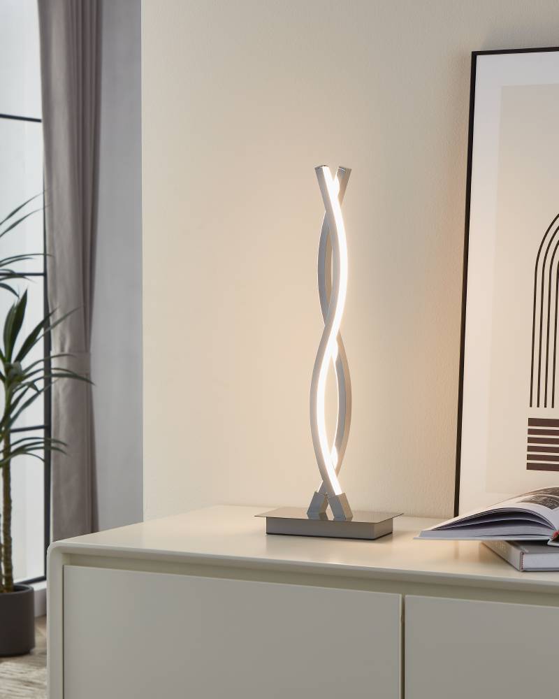 Lasana 46cm Chrome lampe de table De Eglo - Cette lampe de table a un design moderne et &eacute;l&eacute;gant avec des lumi&egrave;res LED en forme de vague.