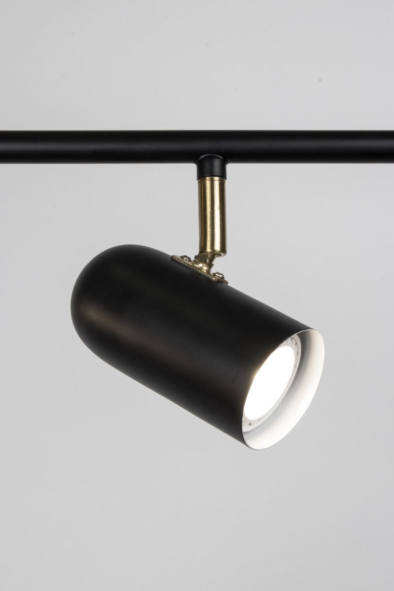 Swan 3 Noir spot De Globen Lighting - Ses trois abat-jour en maille sont r&eacute;glables verticalement et lat&eacute;ralement, ce qui en fait un luminaire id&eacute;al pour un &eacute;clairage directionnel, par exemple dans un couloir ou sur un mur de galerie.