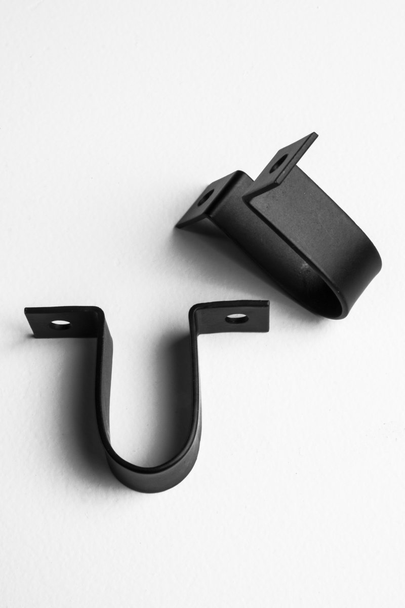 Swan 5 Noir spot De Globen Lighting - Ses cinq abat-jour en maille sont r&eacute;glables verticalement et lat&eacute;ralement, ce qui en fait un luminaire id&eacute;al pour un &eacute;clairage directionnel, par exemple dans un couloir ou sur un mur de galerie.
