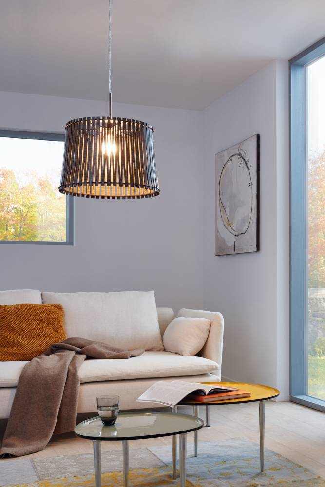 Sendero Ø45 Bois foncé suspension De Eglo - Le bel abat-jour en lattes de bois marron offre une lumi&egrave;re douce et agr&eacute;able tout en donnant &agrave; la pi&egrave;ce une atmosph&egrave;re chaleureuse et accueillante.