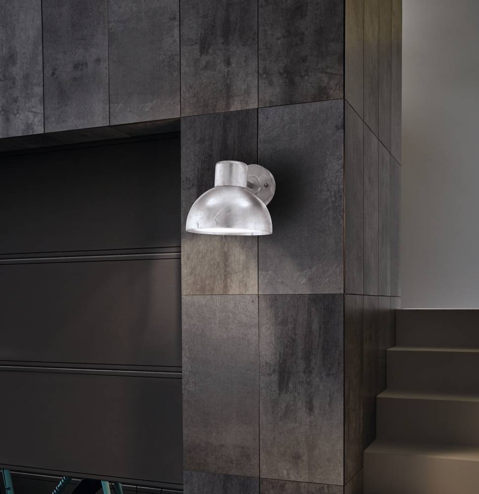 Entrimo Zinc lampe d’extérieur De Eglo - La source lumineuse expos&eacute;e diffuse une lumi&egrave;re agr&eacute;able et cr&eacute;e une atmosph&egrave;re accueillante.