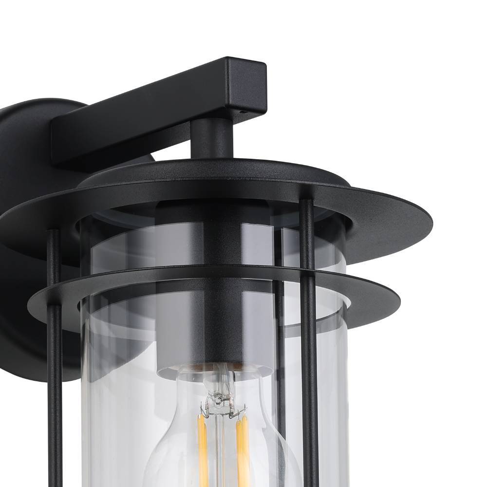 Valdeo Noir lampe d’extérieur De Eglo - La lampe est dot&eacute;e d'un cadre &eacute;l&eacute;gant en acier galvanis&eacute; noir et d'un cylindre en verre transparent qui entoure la source lumineuse, offrant un &eacute;clairage agr&eacute;able et invitant.