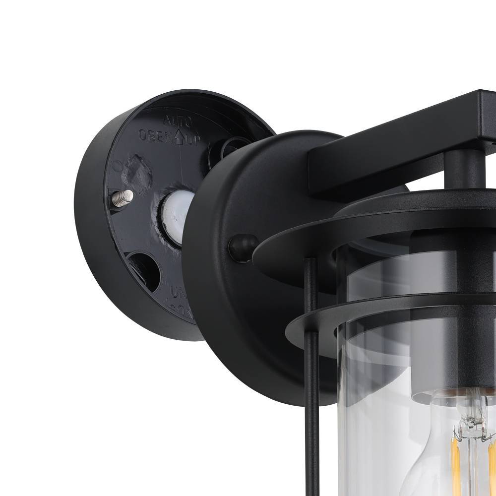 Valdeo Noir lampe d’extérieur De Eglo - La lampe est dot&eacute;e d'un cadre &eacute;l&eacute;gant en acier galvanis&eacute; noir et d'un cylindre en verre transparent qui entoure la source lumineuse, offrant un &eacute;clairage agr&eacute;able et invitant.