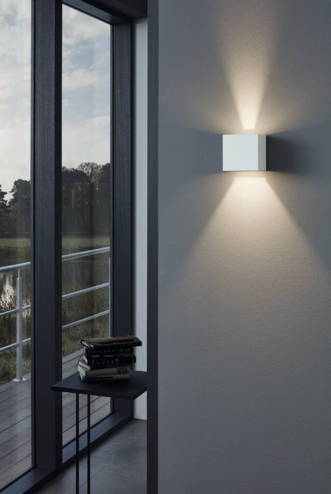 Calpino Blanc lampe d’extérieur De Eglo - La lampe &eacute;met une lumi&egrave;re subtile et douce vers le haut et vers le bas, cr&eacute;ant une atmosph&egrave;re agr&eacute;able dans la maison.