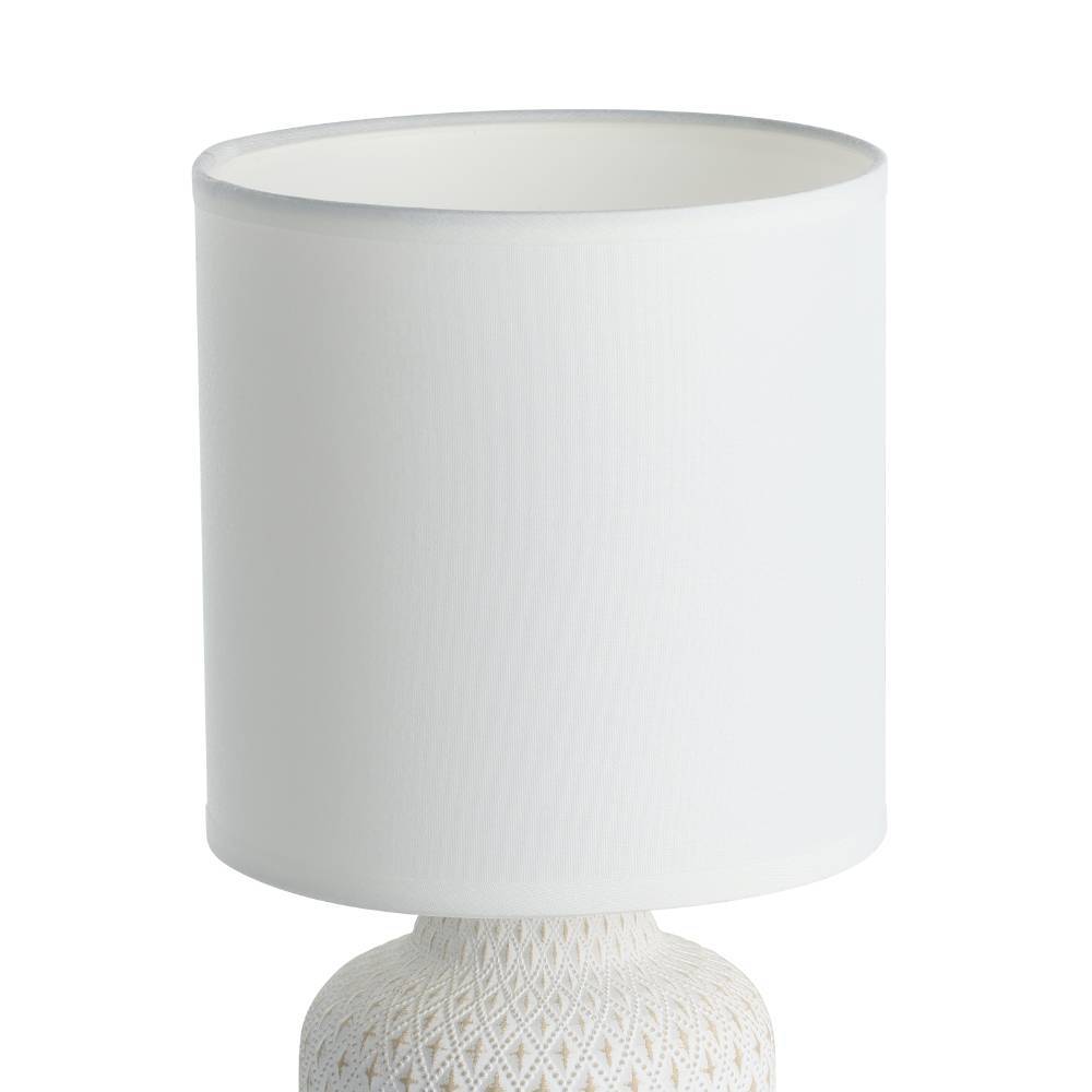 Bellariva 32cm Blanc crémeux lampe de table De Eglo - Avec son design harmonieux et sa palette de couleurs neutres, la lampe s'int&egrave;gre parfaitement dans n'importe quelle pi&egrave;ce, de la chambre au salon.
