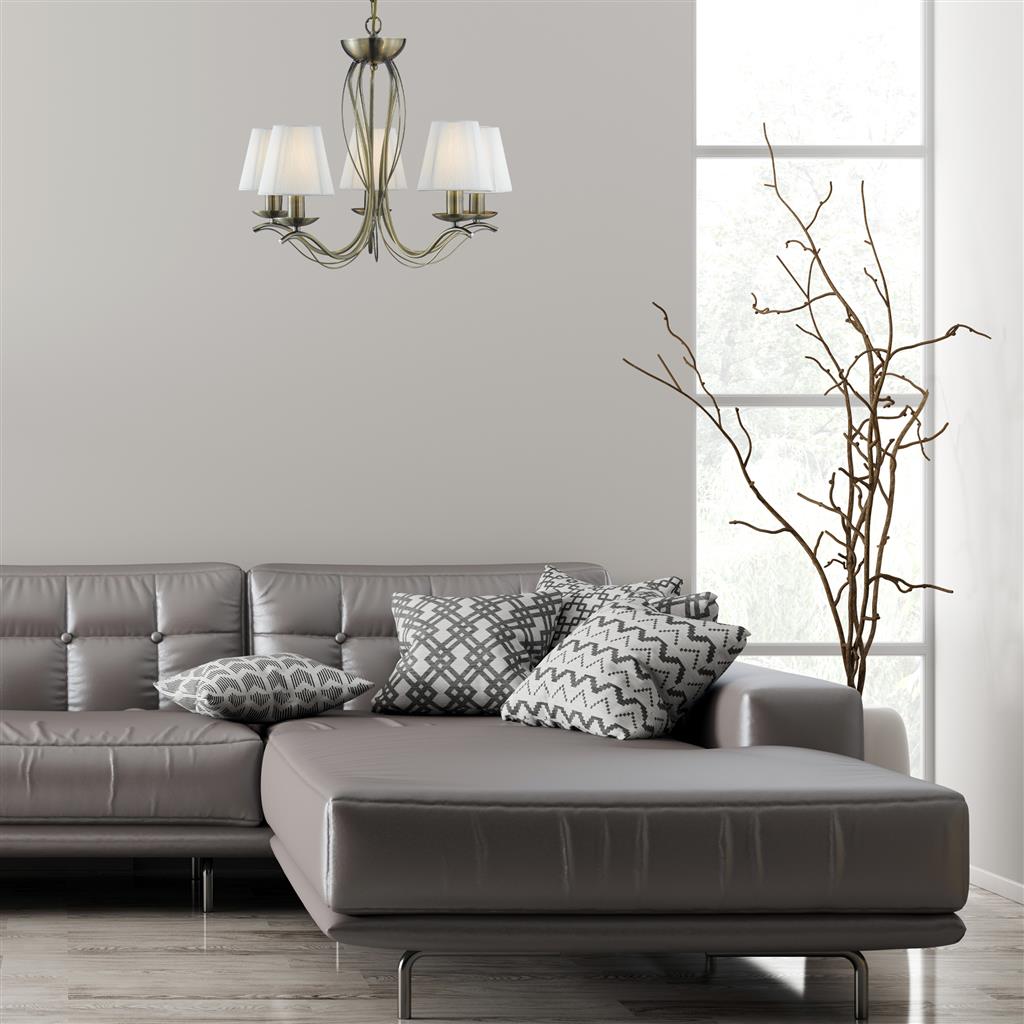 Andretti Ø50 Laiton antique suspension De Searchlight - Les cinq abat-jour en tissu blanc côtelé diffusent une lumière douce et homogène, créant un jeu d'ombres et de lumières des plus agréables.