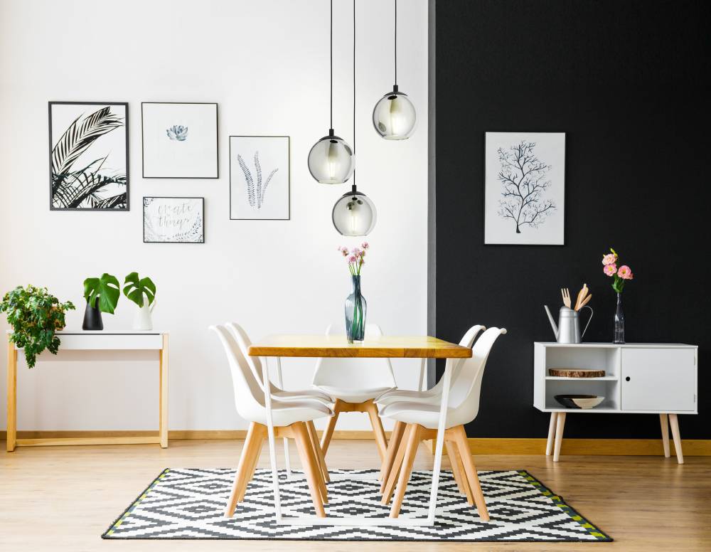 Ariscani Ø42 Noir suspension De Eglo - Le design unique de la lampe avec des sphères suspendues à différentes hauteurs lui confère une expression dynamique et s'intègre parfaitement au-dessus de la table à manger, dans le salon ou dans le couloir.