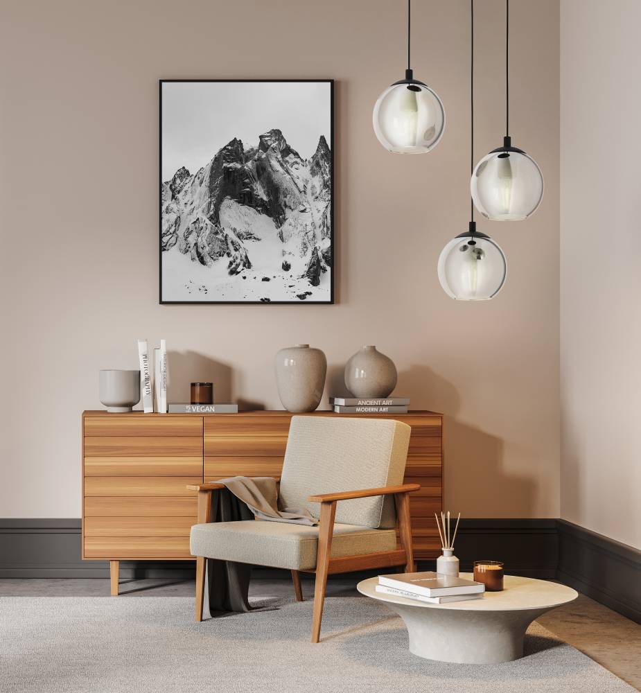 Ariscani Ø42 Noir suspension De Eglo - Le design unique de la lampe avec des sphères suspendues à différentes hauteurs lui confère une expression dynamique et s'intègre parfaitement au-dessus de la table à manger, dans le salon ou dans le couloir.