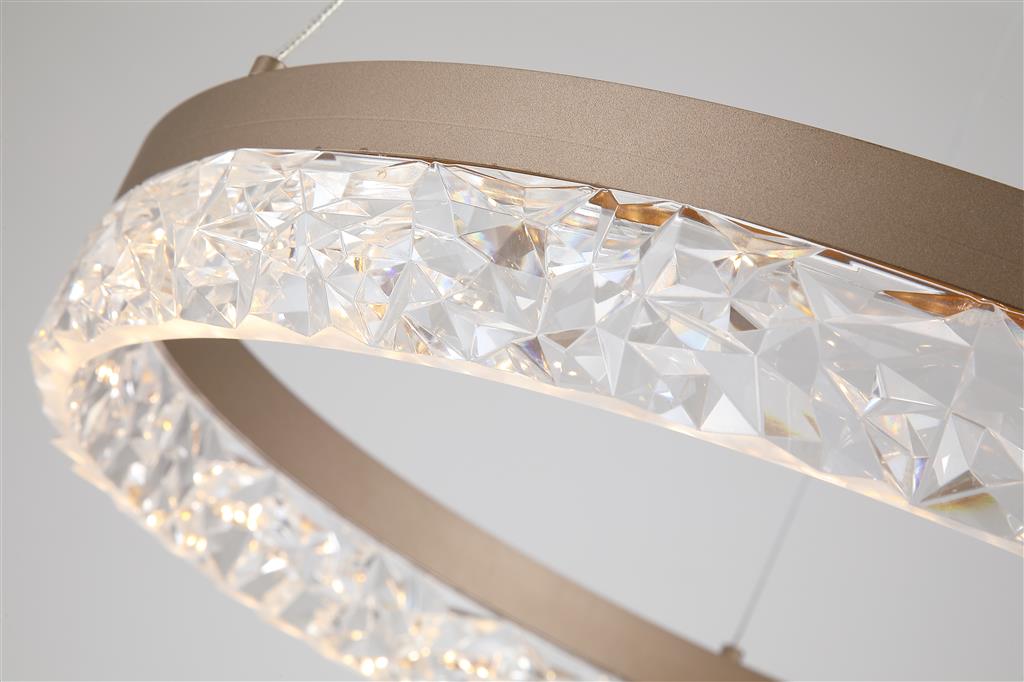 Madeleine Ø50 brun clair suspension De Searchlight - Sa structure en m&eacute;tal brun clair entoure un cercle contenant un diffuseur en acrylique transparent orn&eacute; d'un motif cristallin, cr&eacute;ant un jeu de lumi&egrave;re scintillant et enchanteur.