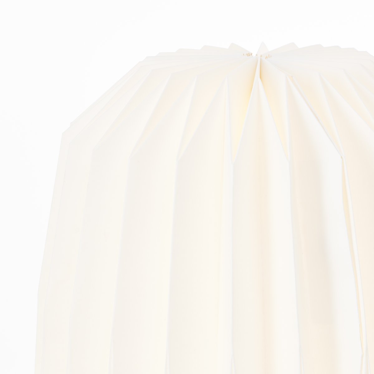 June lampadaire De Brilliant - June est un plafonnier &eacute;l&eacute;gant qui allie des formes douces &agrave; une allure raffin&eacute;e.