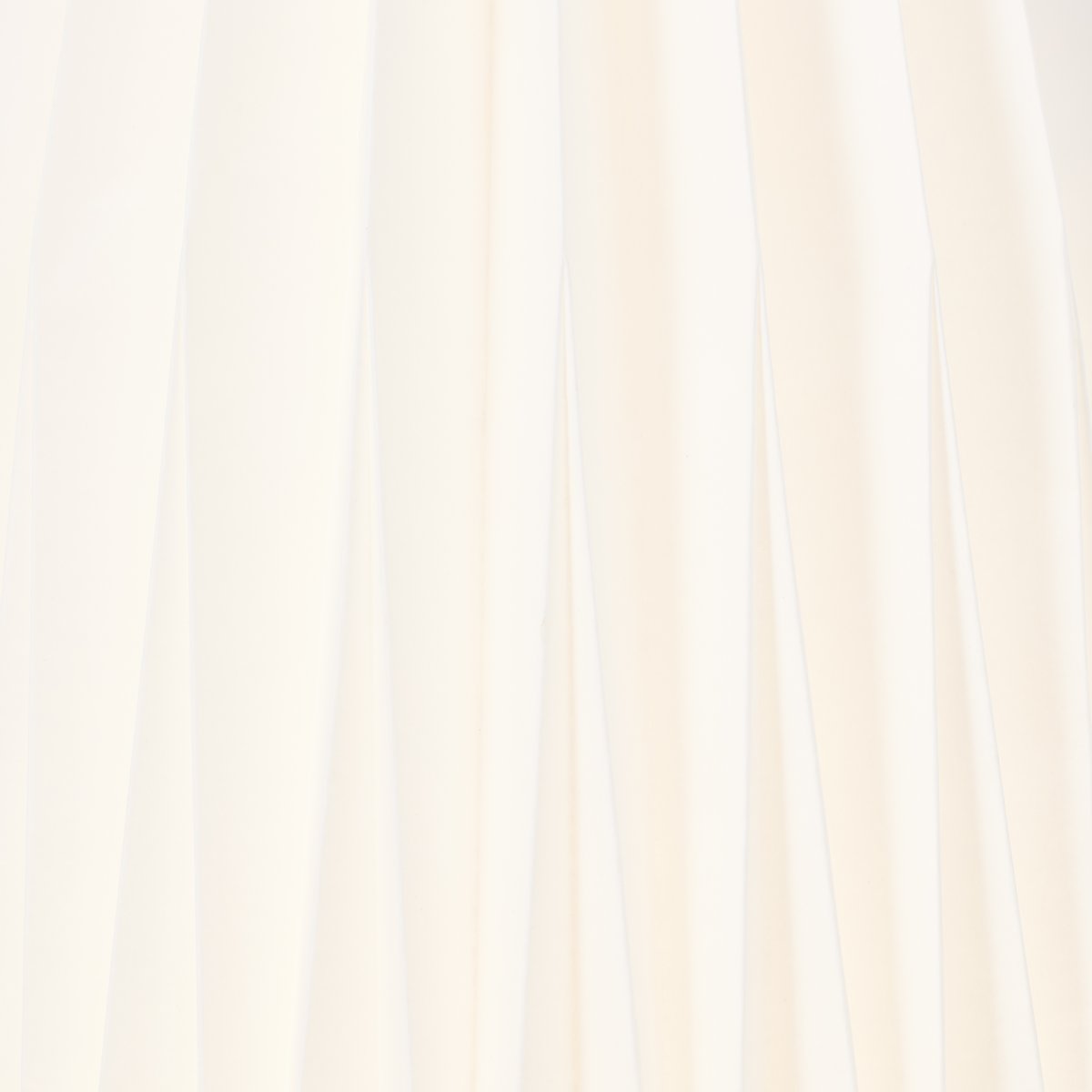 June lampadaire De Brilliant - June est un plafonnier &eacute;l&eacute;gant qui allie des formes douces &agrave; une allure raffin&eacute;e.