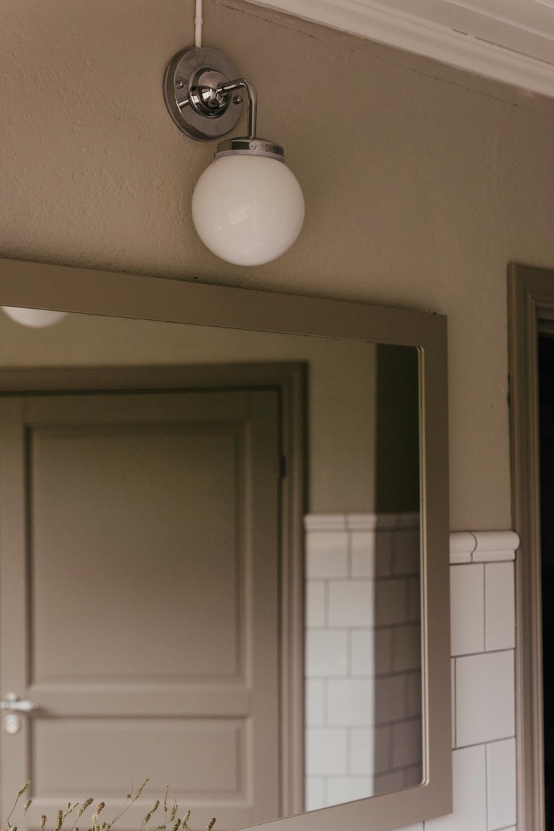 Alley 20cm Chrome/blanc lampe de salle de bain De Globen Lighting - Alley s'intègre parfaitement au mur de la salle de bain ou de la cuisine et est certifiée IP44.