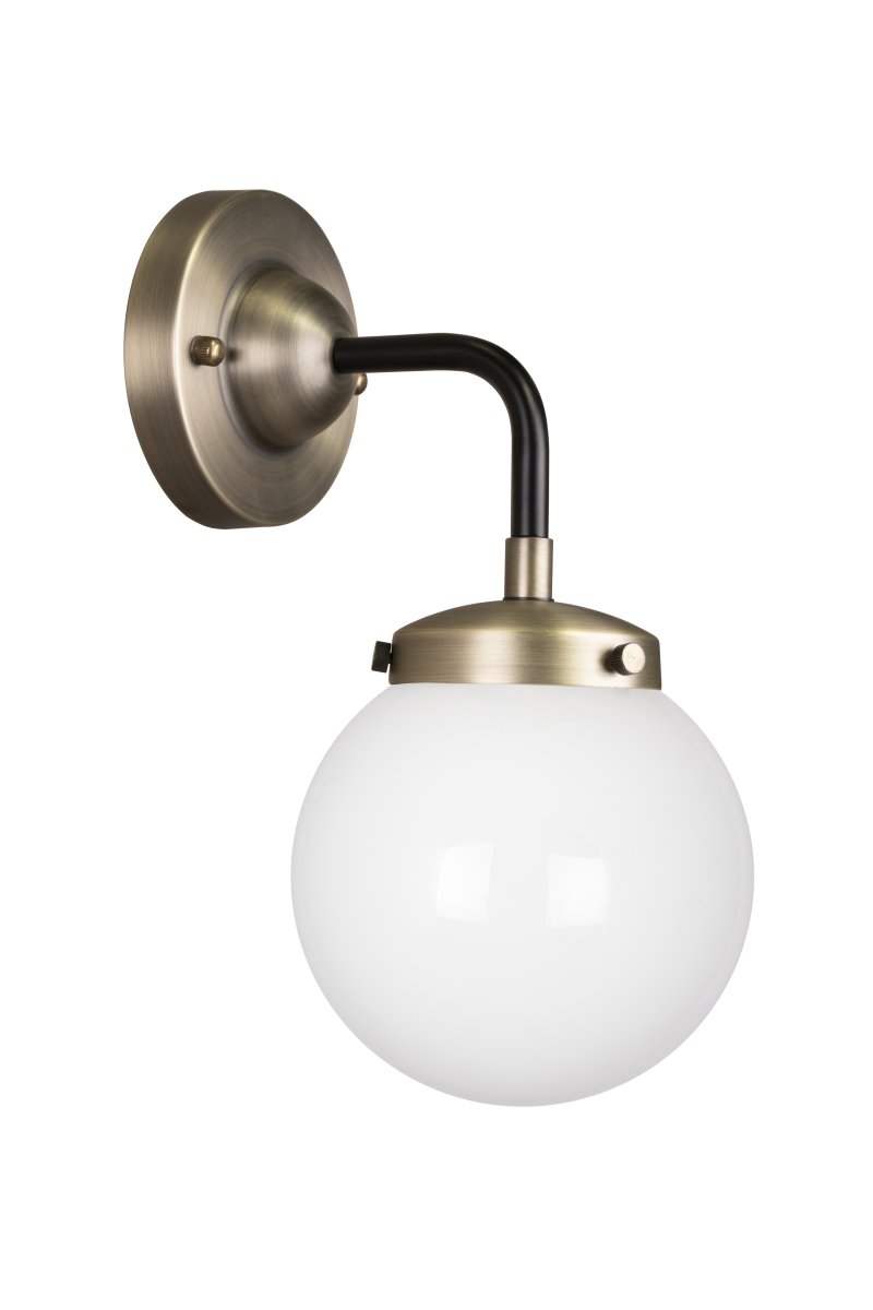 Alley 20cm Laiton antique/blanc lampe de salle de bain De Globen Lighting - Alley s'intègre parfaitement au mur de la salle de bain ou de la cuisine et est certifiée IP44.