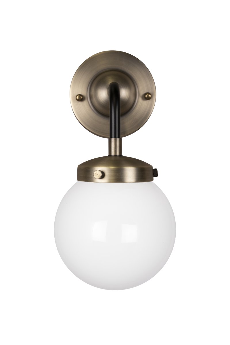 Alley 20cm Laiton antique/blanc lampe de salle de bain De Globen Lighting - Alley s'intègre parfaitement au mur de la salle de bain ou de la cuisine et est certifiée IP44.