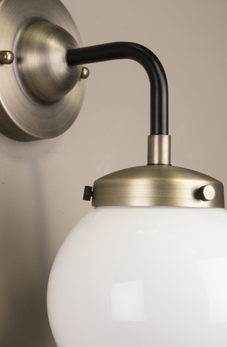 Alley 20cm Laiton antique/blanc lampe de salle de bain De Globen Lighting - Alley s'intègre parfaitement au mur de la salle de bain ou de la cuisine et est certifiée IP44.