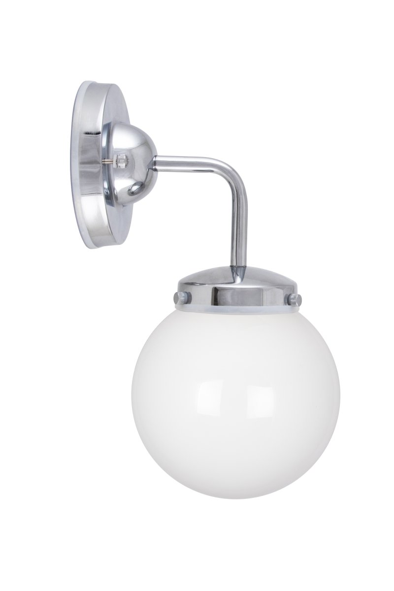 Alley 20cm Chrome/blanc lampe de salle de bain De Globen Lighting - Alley s'intègre parfaitement au mur de la salle de bain ou de la cuisine et est certifiée IP44.