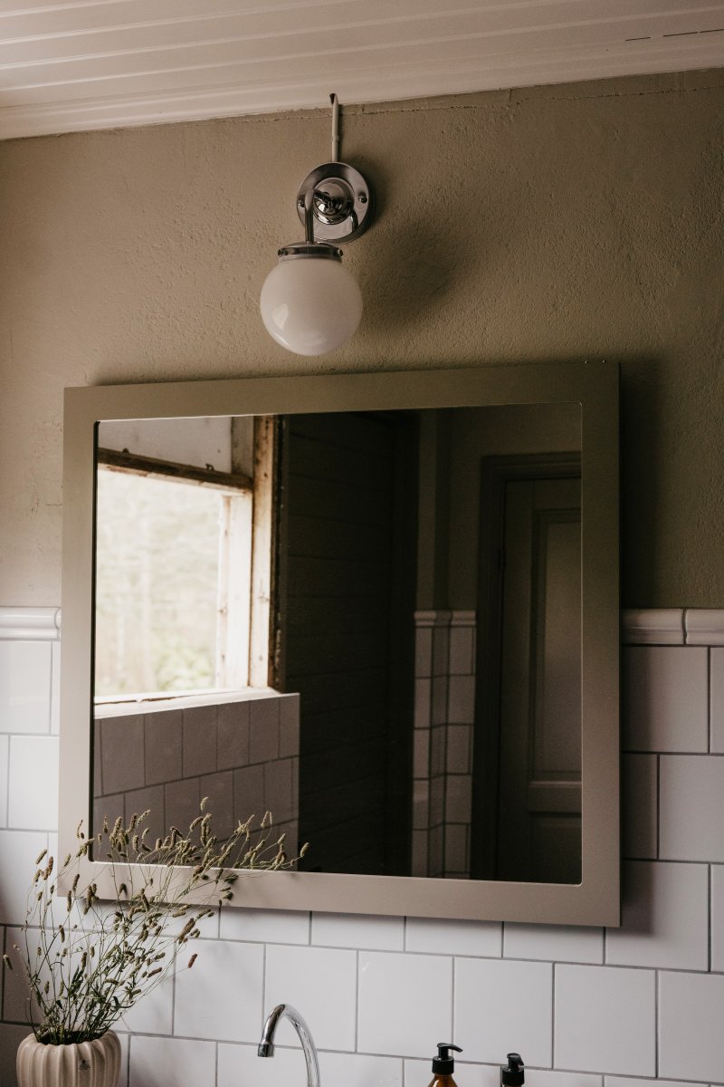 Alley 20cm Chrome/blanc lampe de salle de bain De Globen Lighting - Alley s'intègre parfaitement au mur de la salle de bain ou de la cuisine et est certifiée IP44.