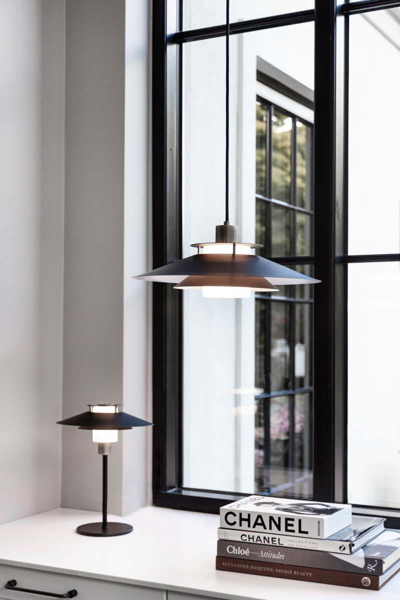 Rivoli 33cm Cuivre lampe de table De Halo Design - La lampe de table Rivoli est une solution d'&eacute;clairage &eacute;l&eacute;gante et sophistiqu&eacute;e qui allie design moderne et mat&eacute;riaux intemporels.