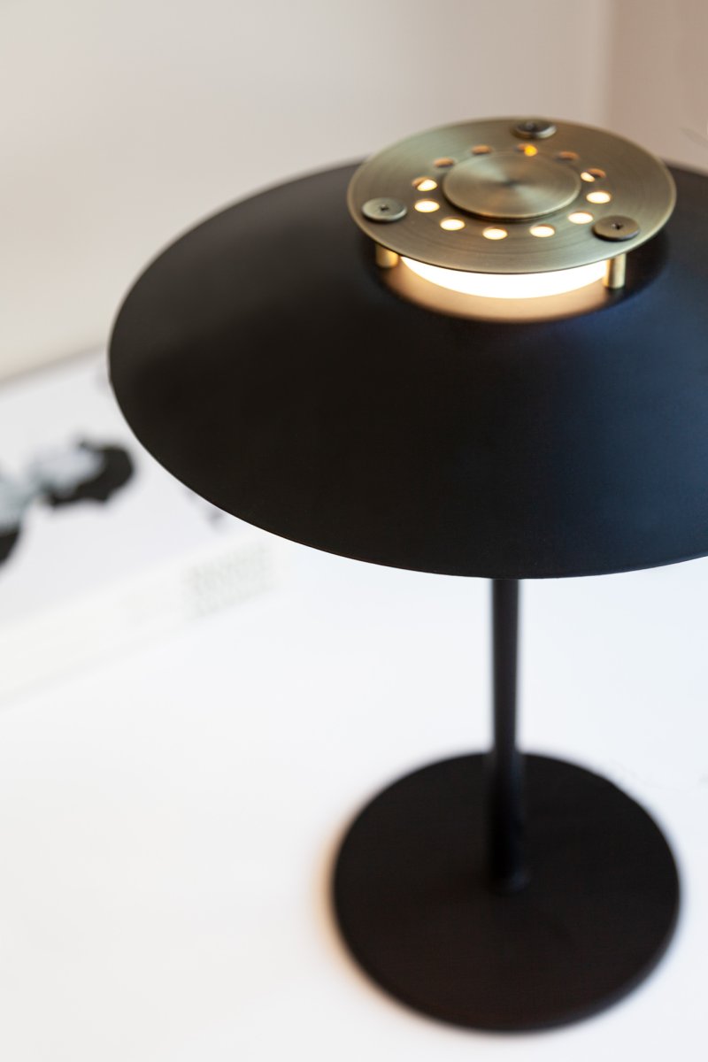 Rivoli 33cm Cuivre lampe de table De Halo Design - La lampe de table Rivoli est une solution d'&eacute;clairage &eacute;l&eacute;gante et sophistiqu&eacute;e qui allie design moderne et mat&eacute;riaux intemporels.