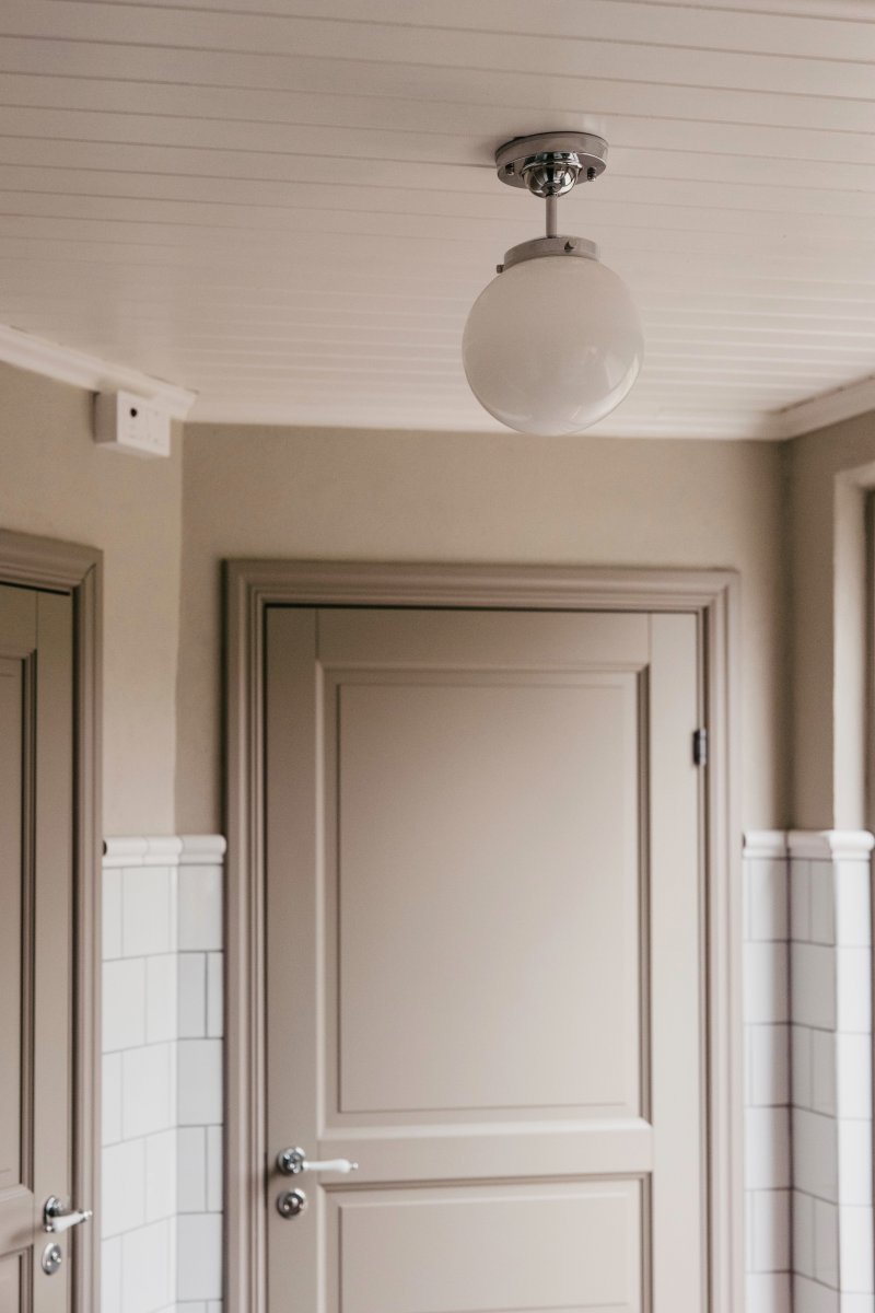 Alley Ø20 Chrome/blanc lampe de salle de bain De Globen Lighting - Alley s'intègre parfaitement au plafond de la salle de bain et est certifié IP44.