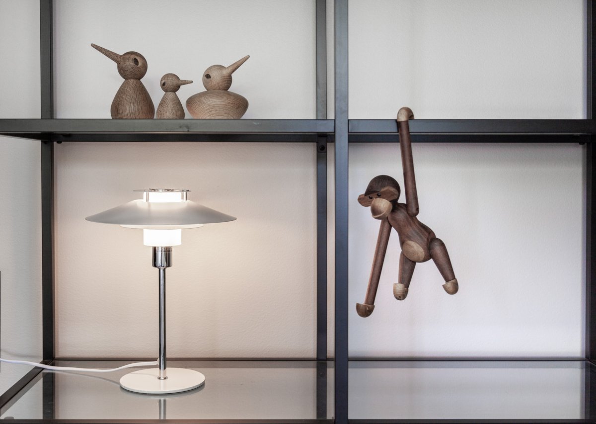 Rivoli 30cm Chrome lampe de table De Halo Design - La lampe de table Rivoli est une solution d'éclairage élégante et sophistiquée qui allie design moderne et matériaux intemporels.