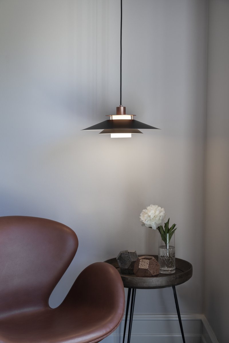 Rivoli Ø40 Cuivre suspension De Halo Design - Le plafonnier Rivoli est une source lumineuse élégante et moderne qui sublime votre intérieur grâce à son design intemporel.