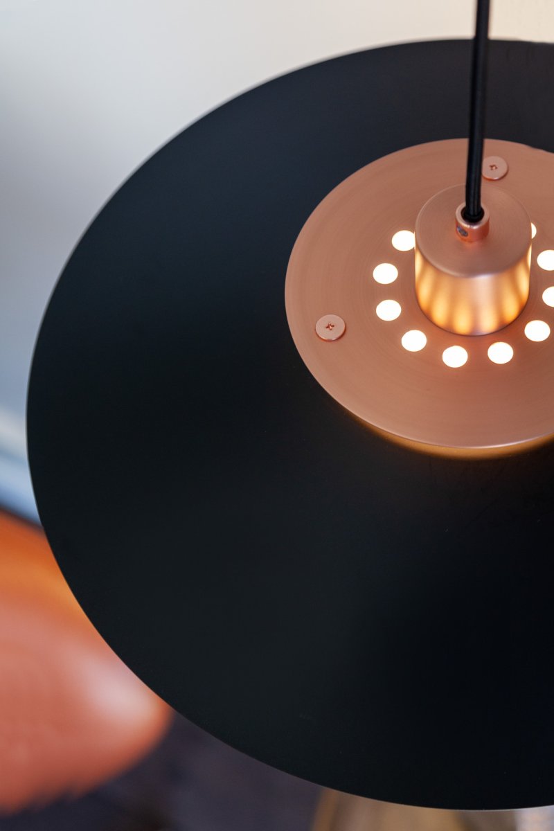 Rivoli Ø40 Cuivre suspension De Halo Design - Le plafonnier Rivoli est une source lumineuse élégante et moderne qui sublime votre intérieur grâce à son design intemporel.