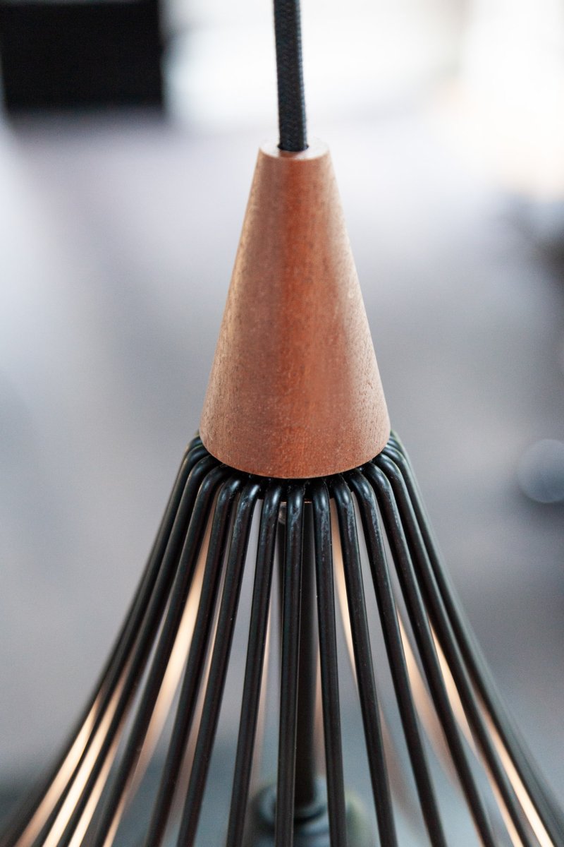 Drops Ø38 Noir suspension De Halo Design - Le métal laqué noir associé au cuivre brossé confère à la pièce de l'élégance.