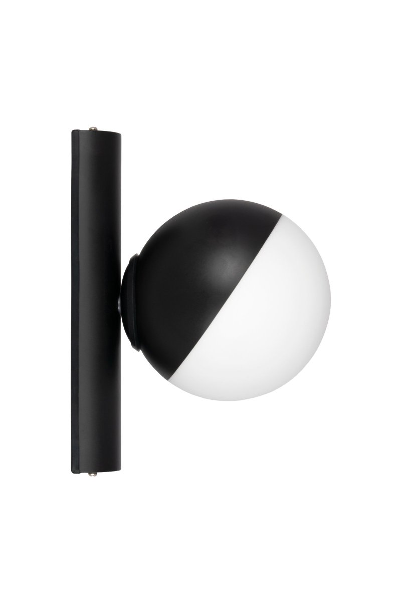 Contur Ø15 Noir lampe de salle de bain De Globen Lighting - L'applique murale Contur est une lumi&egrave;re graphique qui s'int&egrave;gre parfaitement dans un environnement moderne.
