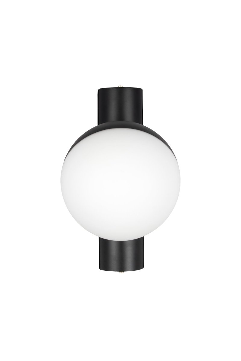Contur Ø15 Noir lampe de salle de bain De Globen Lighting - L'applique murale Contur est une lumi&egrave;re graphique qui s'int&egrave;gre parfaitement dans un environnement moderne.