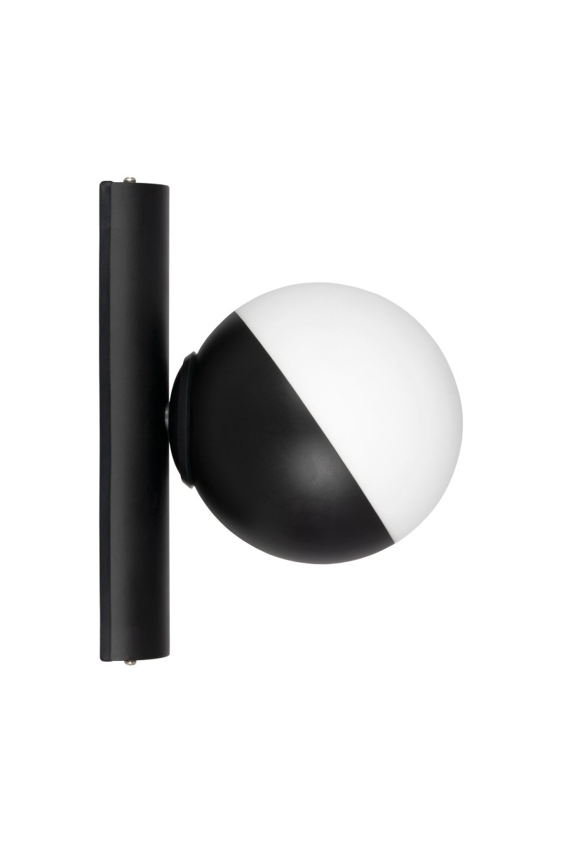 Contur Ø15 Noir lampe de salle de bain De Globen Lighting - L'applique murale Contur est une lumi&egrave;re graphique qui s'int&egrave;gre parfaitement dans un environnement moderne.
