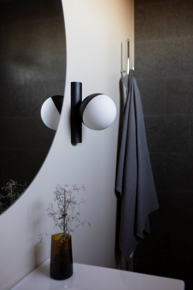 Contur Ø15 Noir lampe de salle de bain De Globen Lighting - L'applique murale Contur est une lumi&egrave;re graphique qui s'int&egrave;gre parfaitement dans un environnement moderne.