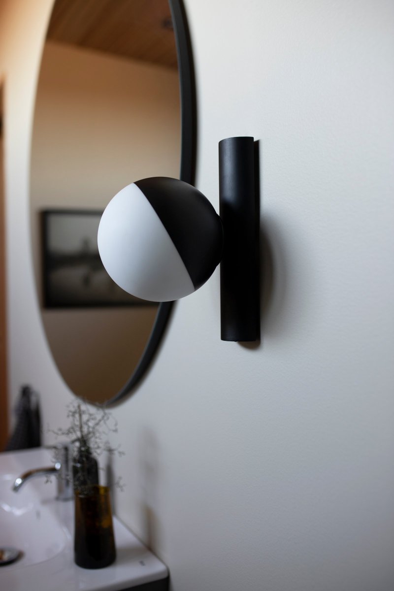 Contur Ø15 Noir lampe de salle de bain De Globen Lighting - L'applique murale Contur est une lumi&egrave;re graphique qui s'int&egrave;gre parfaitement dans un environnement moderne.
