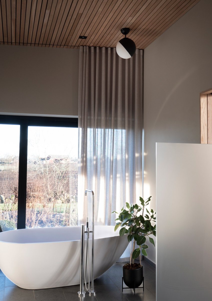 Contur Ø25 Noir lampe de salle de bain De Globen Lighting - Le plafonnier Contur est un luminaire graphique qui s'int&egrave;gre parfaitement dans un environnement moderne.