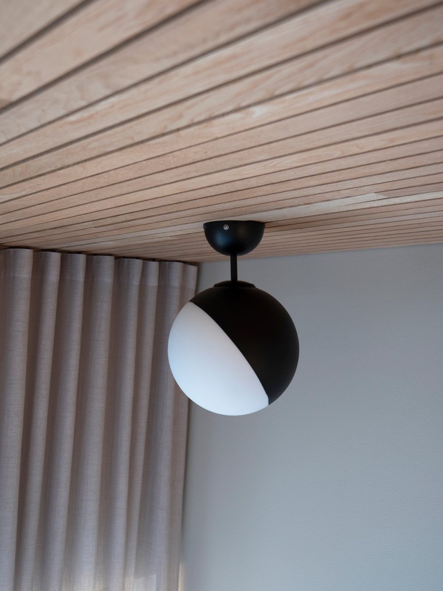 Contur Ø25 Noir lampe de salle de bain De Globen Lighting - Le plafonnier Contur est un luminaire graphique qui s'int&egrave;gre parfaitement dans un environnement moderne.