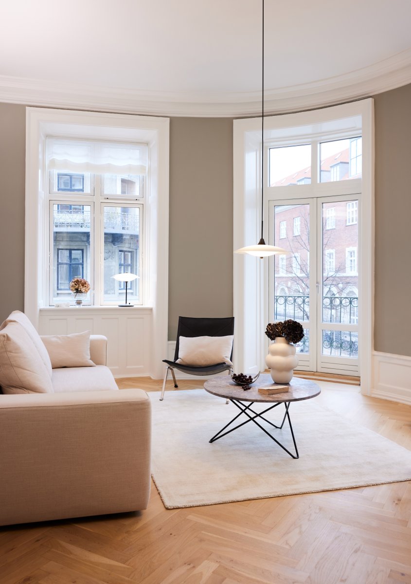 Baroni 40cm Noir lampe de table De Halo Design - Il y a un interrupteur d'alimentation avec un variateur intégré sur la base de la lampe.