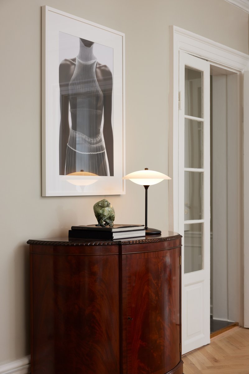 Baroni 40cm Noir lampe de table De Halo Design - Il y a un interrupteur d'alimentation avec un variateur intégré sur la base de la lampe.