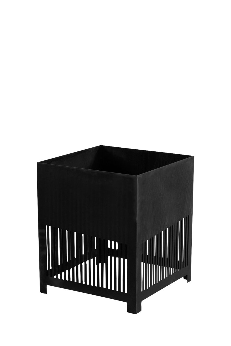 Falsterbo Noir De Globen Lighting - La source lumineuse est montée au bas de la lampe, sous la boîte de culture, et fournit une lumière dirigée vers le bas qui se propage vers le sol et crée un beau jeu d'ombres à travers les lattes découpées au laser dans l'acier Corten.
