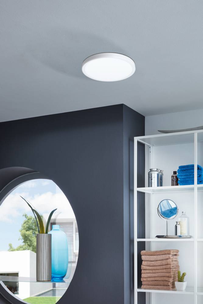 Fueva Ø28 Blanc lampe de salle de bain De Eglo - La forme ronde et le diffuseur blanc diffusent une lumi&egrave;re uniforme et agr&eacute;able, parfaite pour &eacute;clairer les petites et grandes pi&egrave;ces.