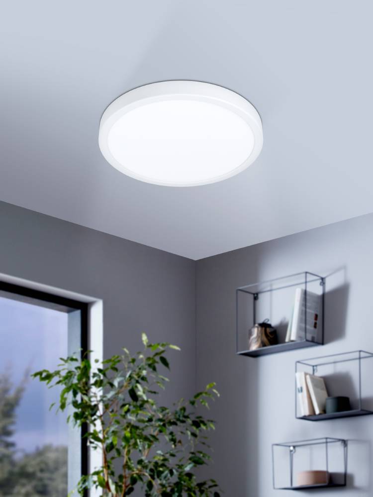 Fueva Ø28 Blanc lampe de salle de bain De Eglo - La forme ronde et le diffuseur blanc diffusent une lumi&egrave;re uniforme et agr&eacute;able, parfaite pour &eacute;clairer les petites et grandes pi&egrave;ces.