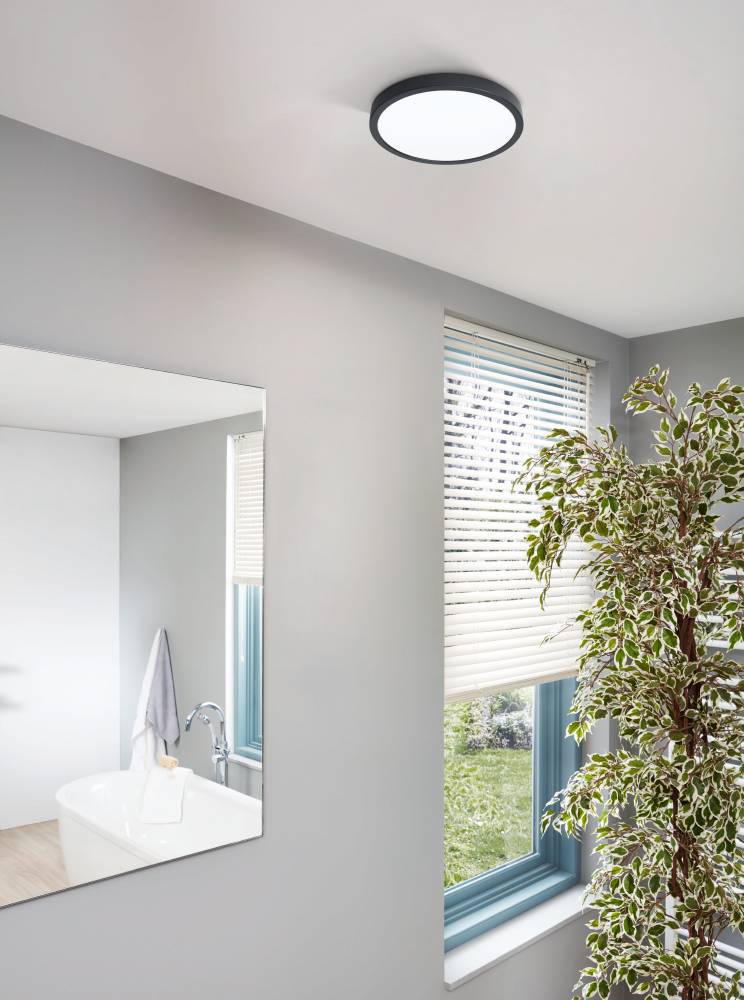 Fueva Ø28 Noir lampe de salle de bain De Eglo - La forme ronde et le diffuseur blanc diffusent une lumi&egrave;re uniforme et agr&eacute;able, parfaite pour &eacute;clairer les petites et grandes pi&egrave;ces.