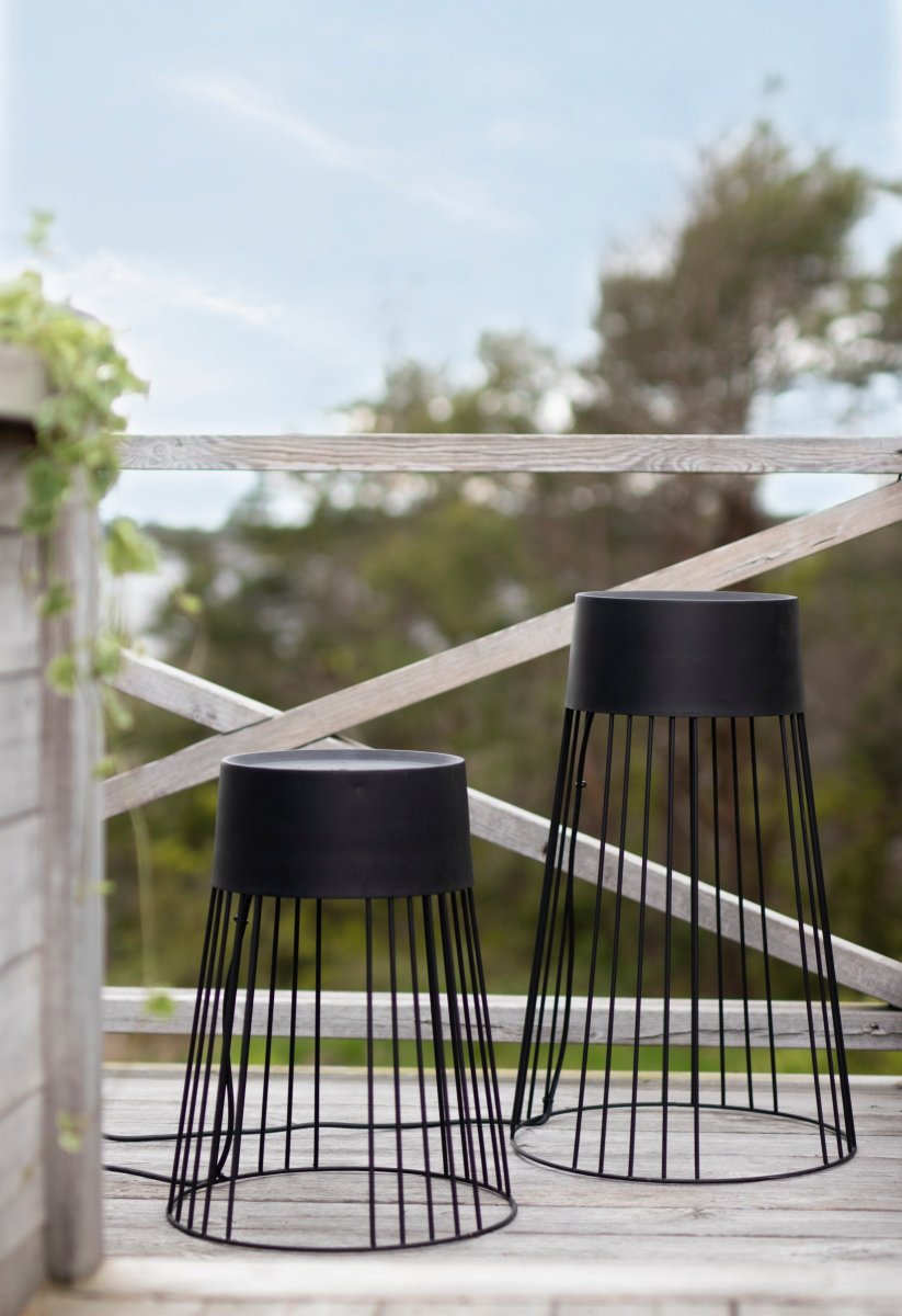 Koster Noir De Globen Lighting - Koster fonctionne &agrave; la fois comme un pi&eacute;destal avec une surface en relief et comme un tabouret, car il peut supporter un poids allant jusqu'&agrave; 85 kg.