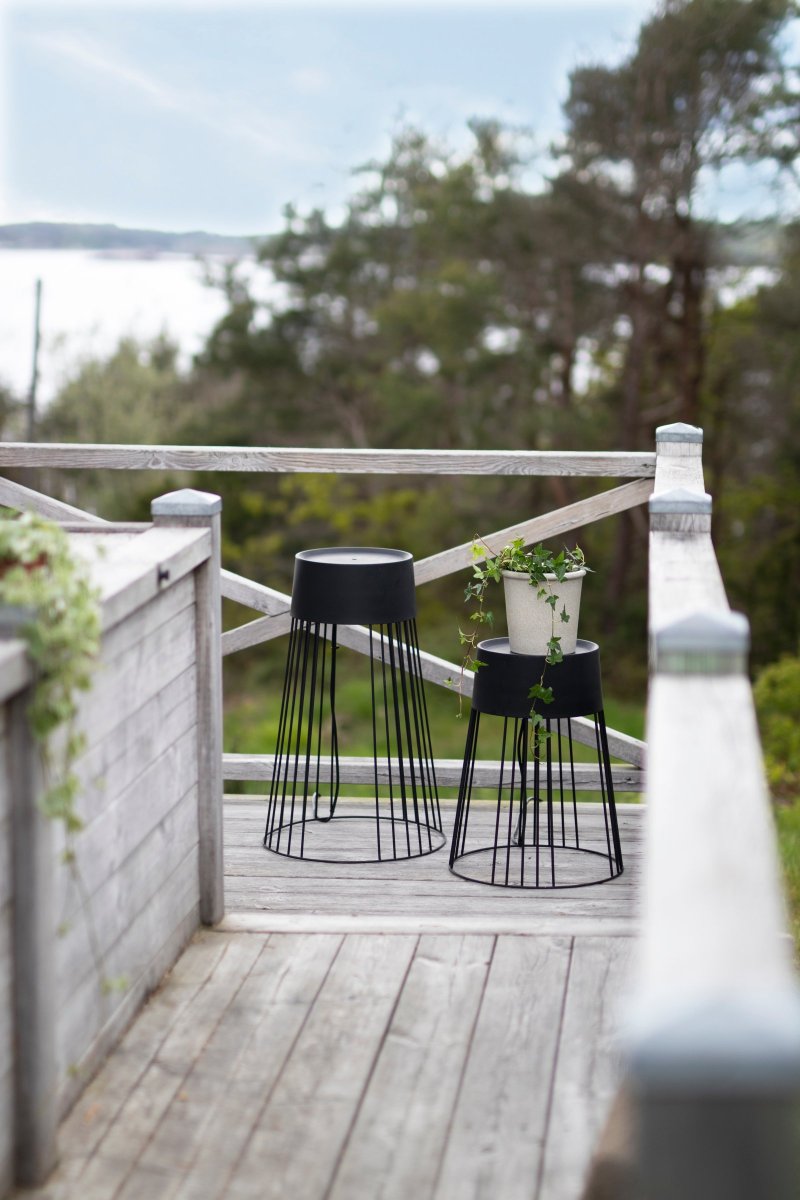 Koster Noir De Globen Lighting - Koster fonctionne &agrave; la fois comme un pi&eacute;destal avec une surface en relief et comme un tabouret, car il peut supporter un poids allant jusqu'&agrave; 85 kg.