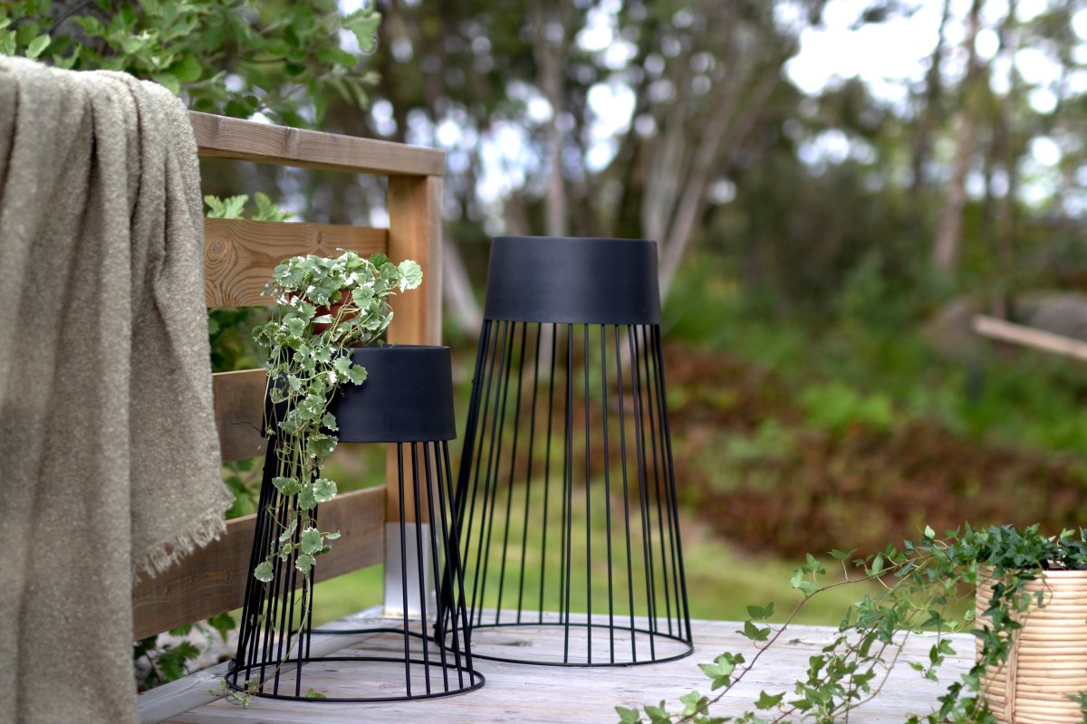 Koster Noir De Globen Lighting - Koster fonctionne &agrave; la fois comme un pi&eacute;destal avec une surface en relief et comme un tabouret, car il peut supporter un poids allant jusqu'&agrave; 85 kg.